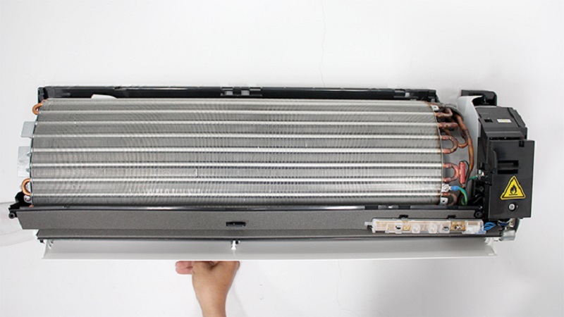 Sử dụng bình xịt vệ sinh dàn lạnh